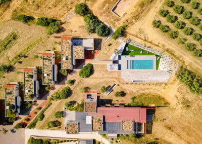 Vue aérienne du domaine du Mas Palat : gîtes avec piscine au nord de Montpellier