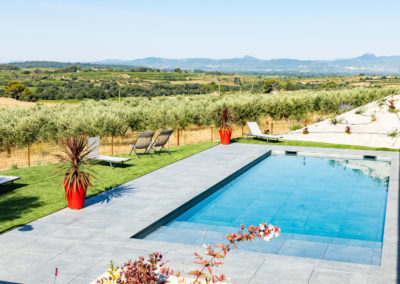 Vue sur la plaine de Gignac (hérault) depuis la piscine du Mas Palat