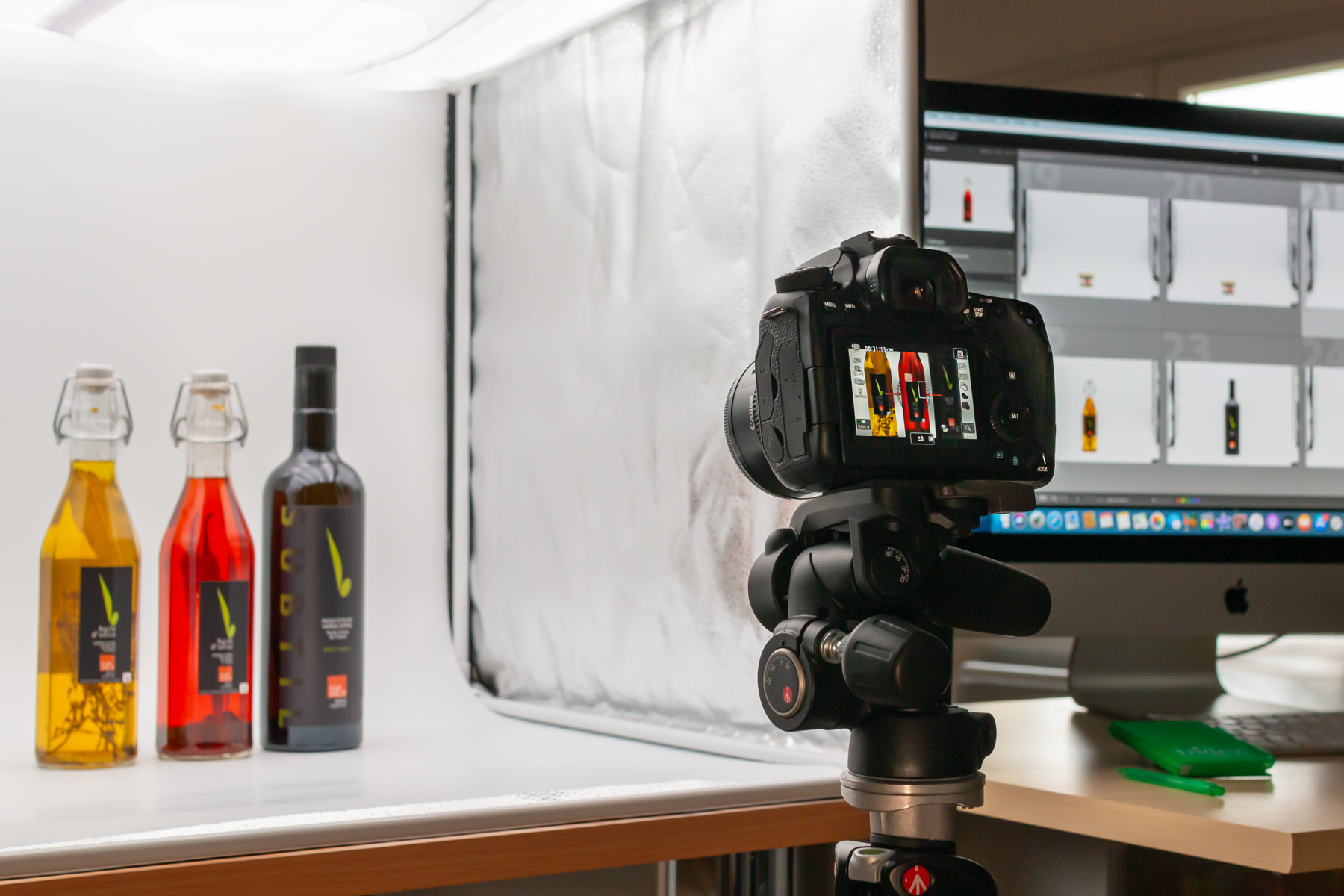 Prise de vues "Pack Shot produit" sur des bouteilles d'huile d'olive réalisée par l'agence Index LD (Sommières Gard)