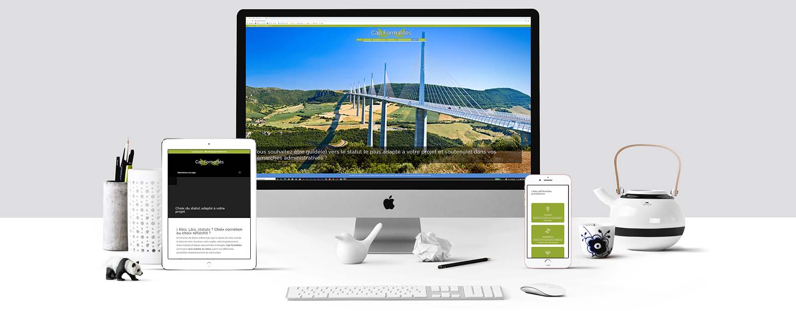 Le site de Cap formalités sur un écran Mac, un écran de tablette et un écran d'Iphone