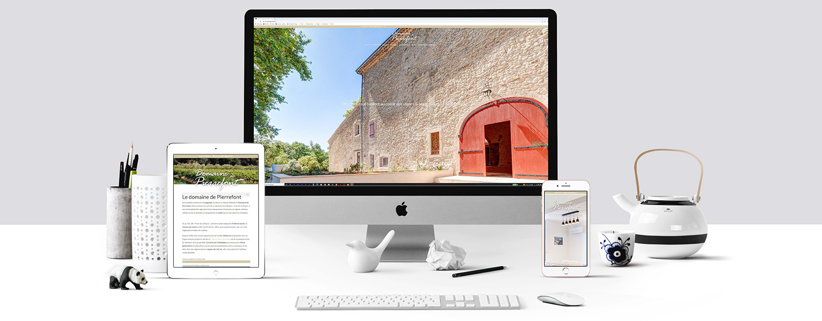Le site du Domaine de Pierrefont sur un écran Mac, un écran de tablette et un écran d'Iphone