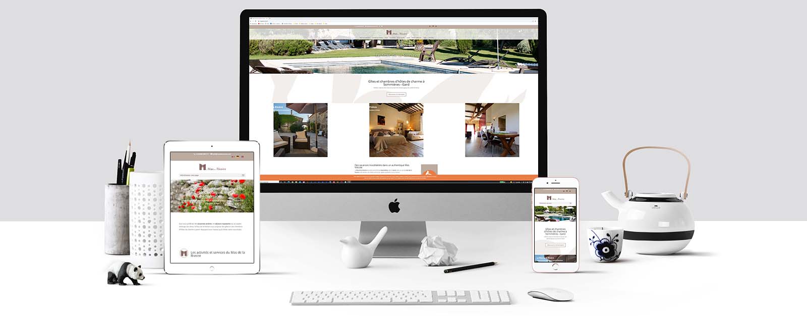 Le site du Mas de la Rivoire sur un écran Mac, un écran de tablette et un écran d'Iphone