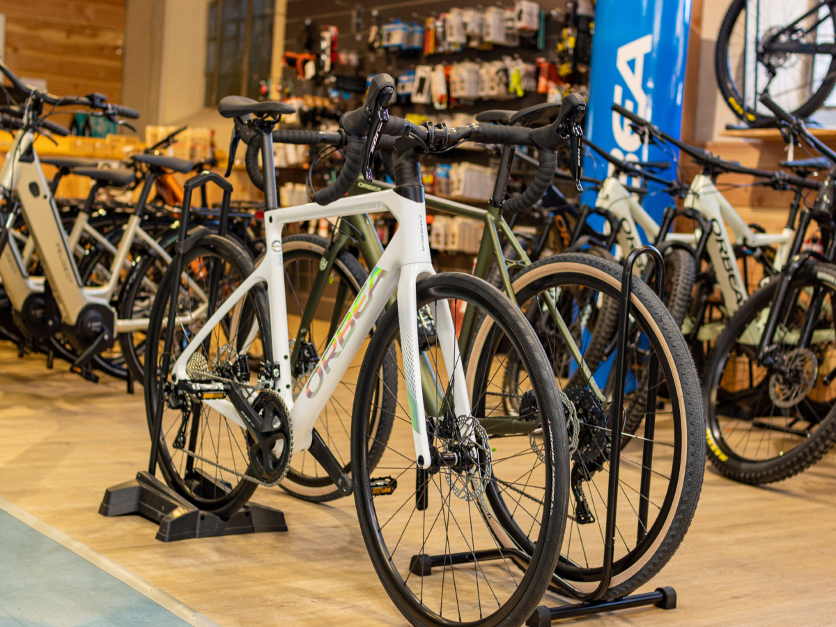 Vélos de route au magasin CMS de Sommières - Gard
