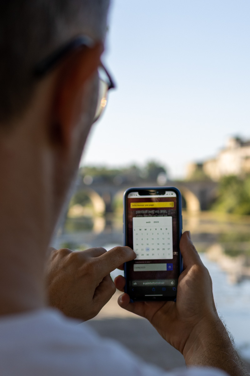 Illustration d'une réservation en ligne depuis un smartphone dans le Gard