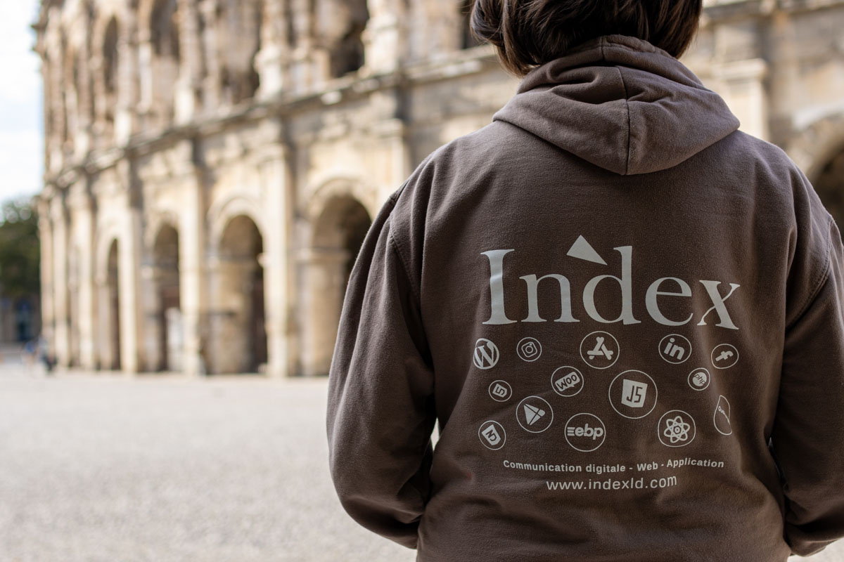 Index LD à Nîmes Devant les arènes de Nîmes, avec le sweat shirt Index Languedoc Développement